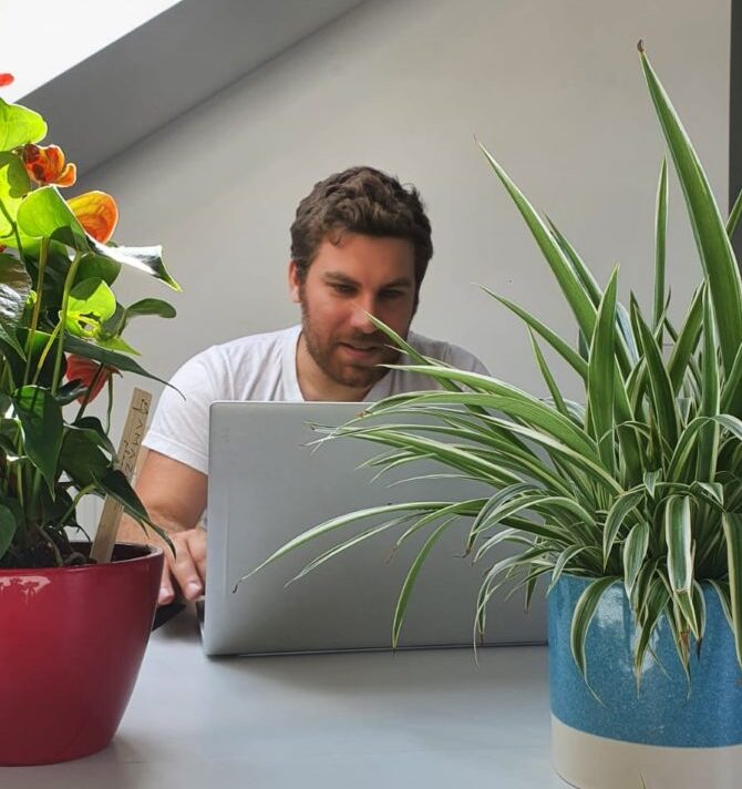 Webdesigner Christoph am Schreibtisch bei der Arbeit